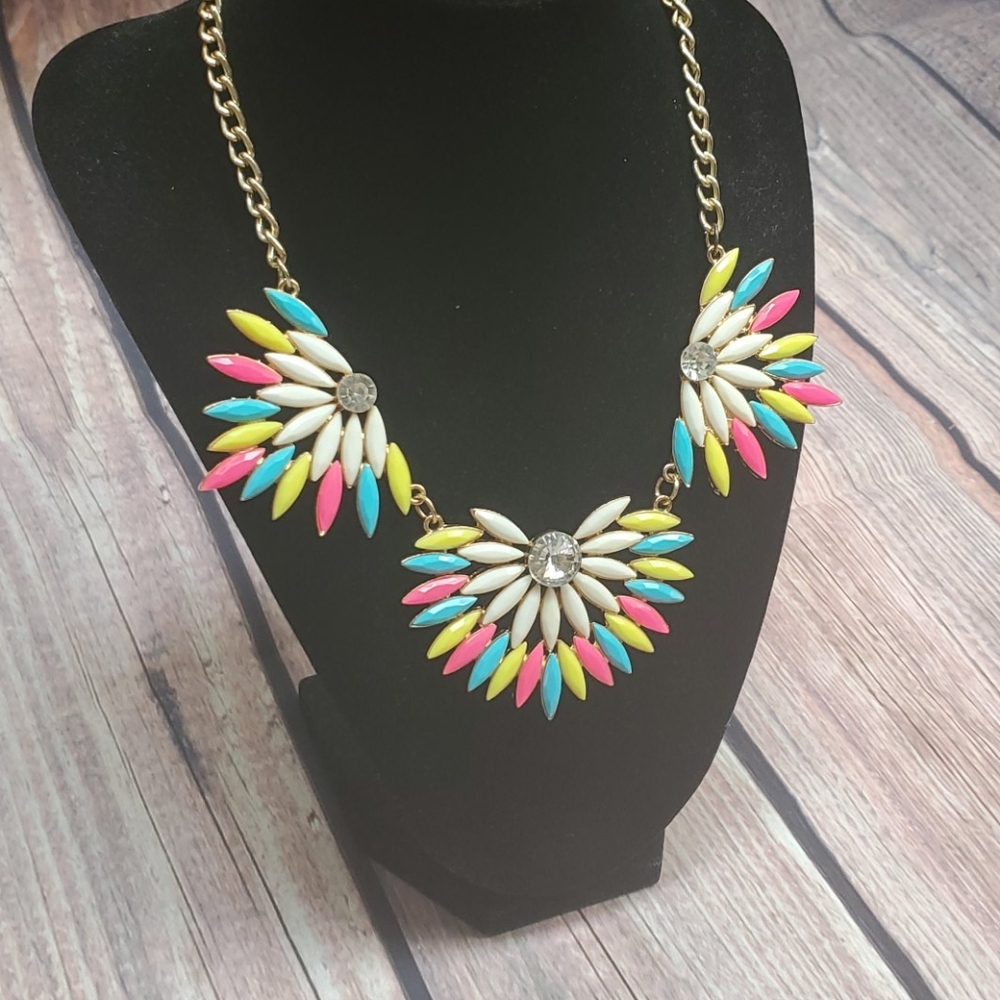 Statement Spring necklace - Picture 7 of 8